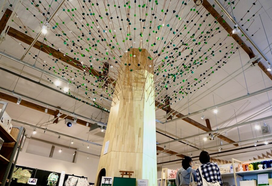 ホリタ文具　堀田敏史　アトツギ甲子園　HORITA LIFE CANVASのシンボルツリーである「えんぴつの木」。葉の部分は、越前市と福井市の児童館の子どもたちが手作りしてくれた。
