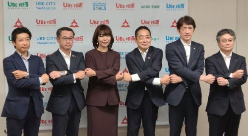 衛星データのスタートアップ「NSI」の長井裕美子代表取締役社長CEO（左から３人目）と、起業を手厚くサポートした宇部市や山口県、山口銀行などの関係者ら