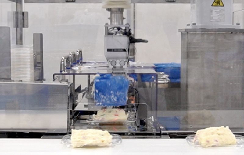 食品ロボットの実用例。「デリボット」は１人分のスペースに２台設置できるため、手狭な工場でも使いやすい（マックスバリュ東海長泉工場で）