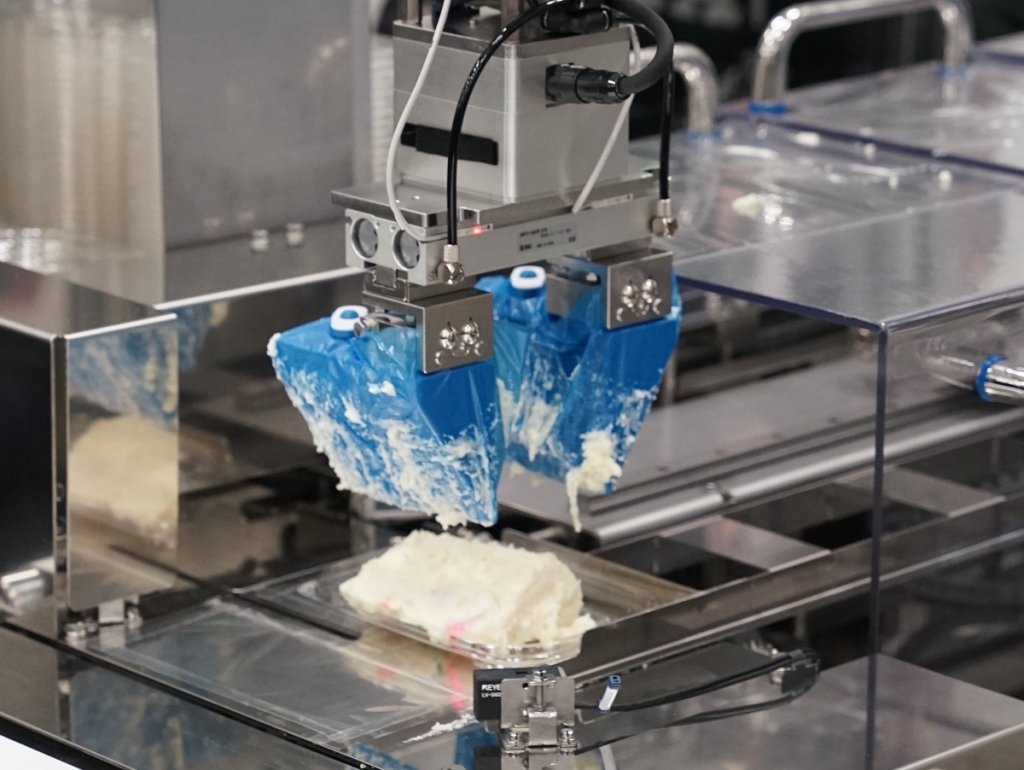 食品ロボットの活用例。ポテトサラダを次々と取り分けるコネクテッドロボティクスの盛り付け用ロボット「デリボット」