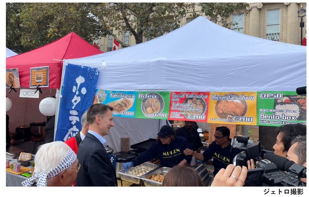 ロンドンでの「ジャパン祭り」に登場したホタテの試食ブースには、英ジェレミー・ハント財務相も訪問