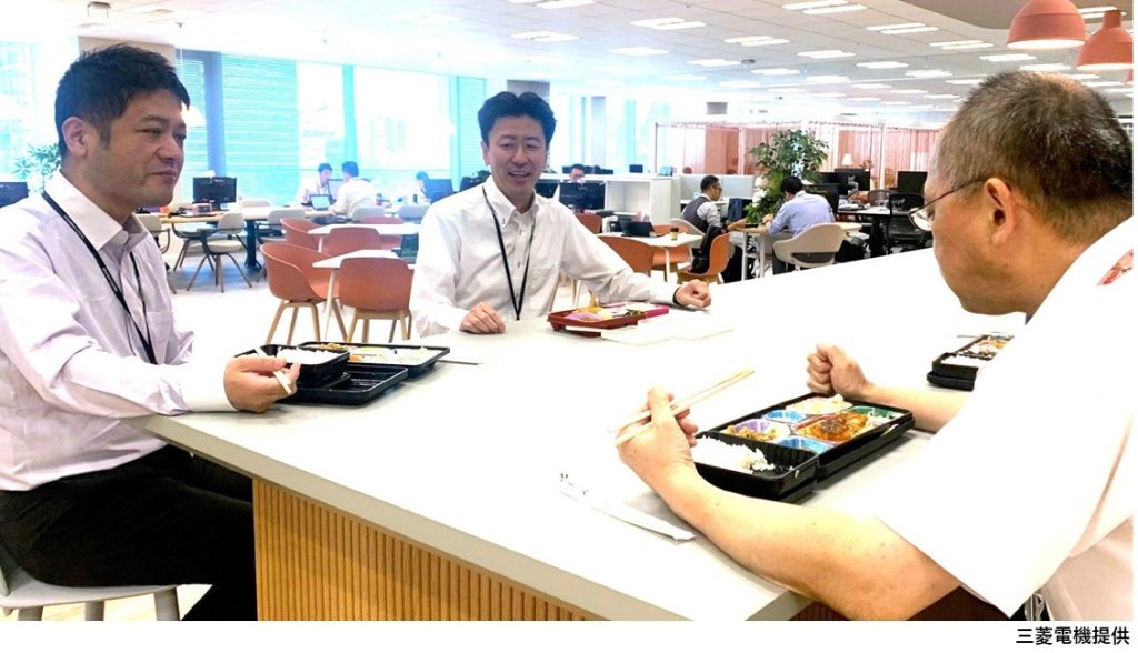 三陸・常磐ものネットワークに参加している三菱電機では、本社でも従業員が三陸・常磐産の水産物を使った弁当を食べている（東京・丸の内の三菱電機本社）