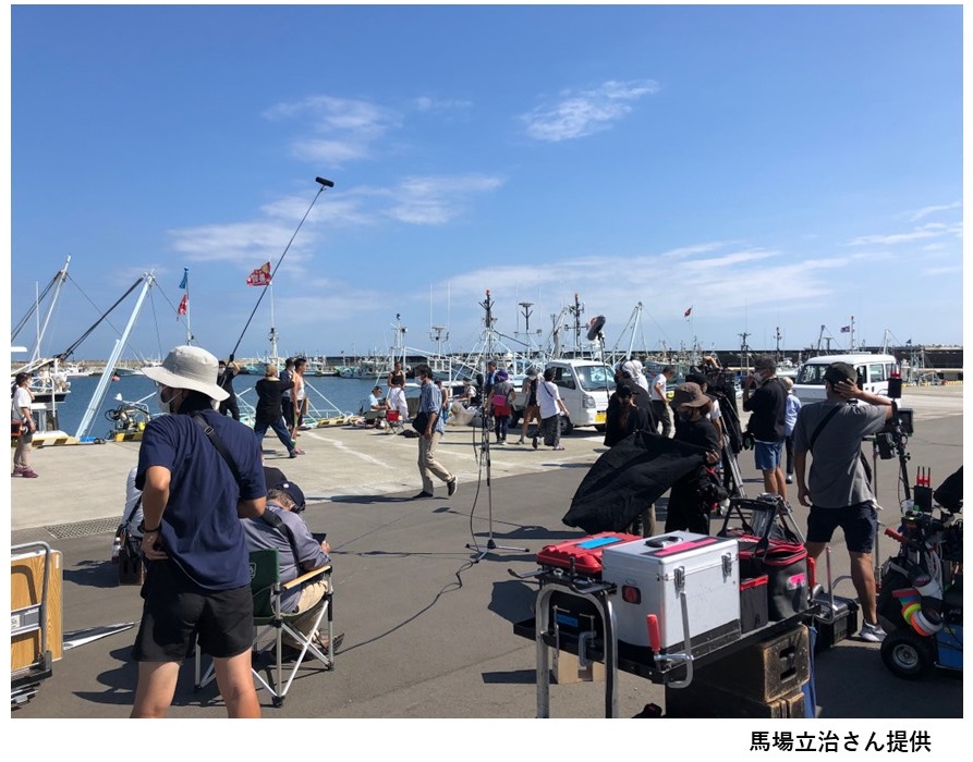 地元の人々も参加した福島県浪江町の請戸漁港で行われた『ハウ』のロケの様子