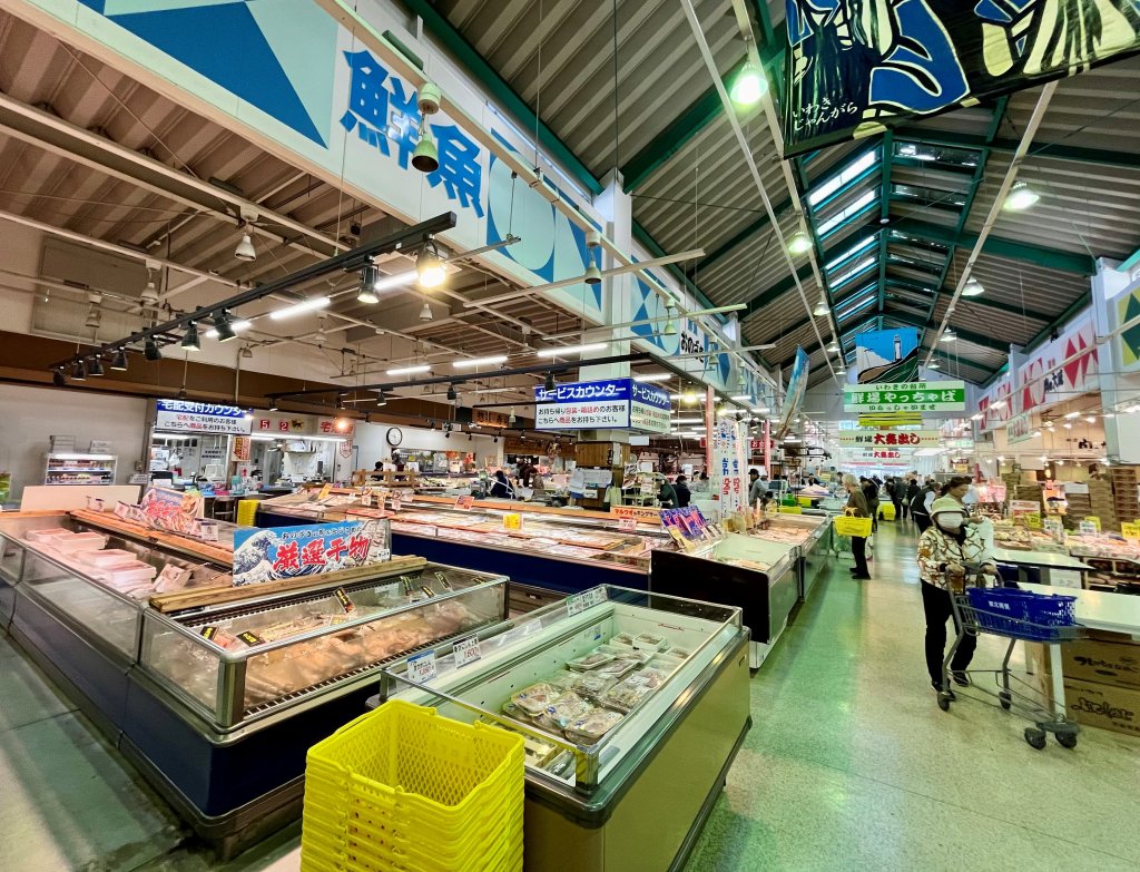 鮮魚店としては福島で最大級の売り場面積を誇る「鮮場やっちゃば平店」、水産物だけで●●種類を扱う