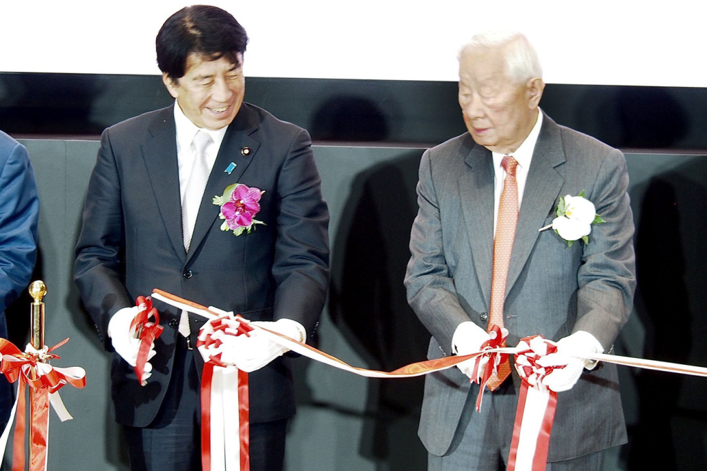 JASMの熊本第1工場の開所式でテープカットをする齋藤健経済産業相（左）とTSMCの創業者モリス・チャン氏（2024年2月24日、熊本県菊陽町）