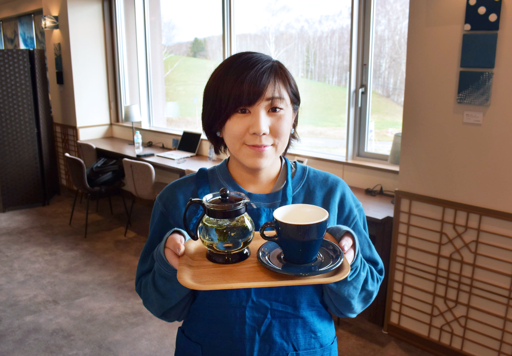 藍染結の杜で提供される藍を使った茶は口コミでも評価が高い。水野里紗氏は、水野社長の次女で、後継者として修業中