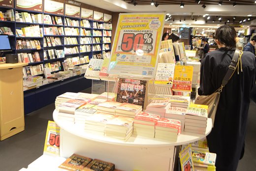 書籍が並ぶ本屋