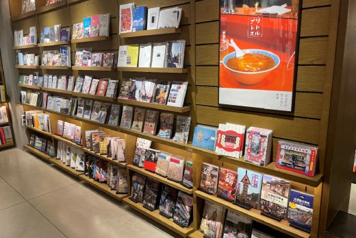 広島 蔦屋書店のZINEコーナー。視覚的に楽しめるものや、地元の作り手のものが多い