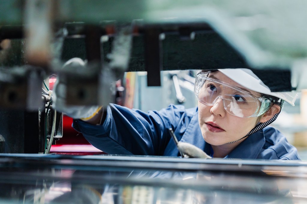6月の鉱工業生産は、自動車工業を除く輸送機械工業などが上昇し