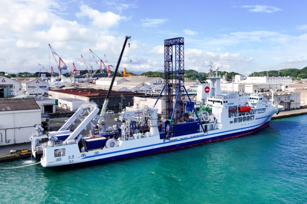 右舷側後方から見た白嶺