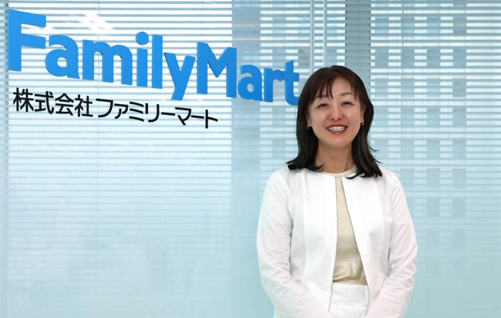 コンビニエンスウェア」人気のファミマがヒット連発! 女性役員が語る