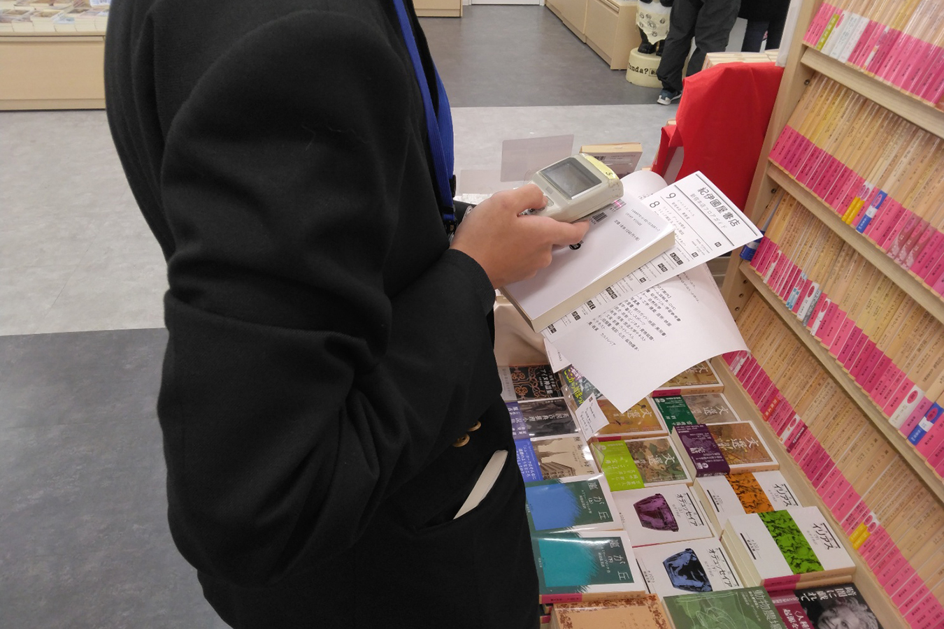 本の面白さは中高生にも刺さる ZINEを自作・販売、文学賞の選考